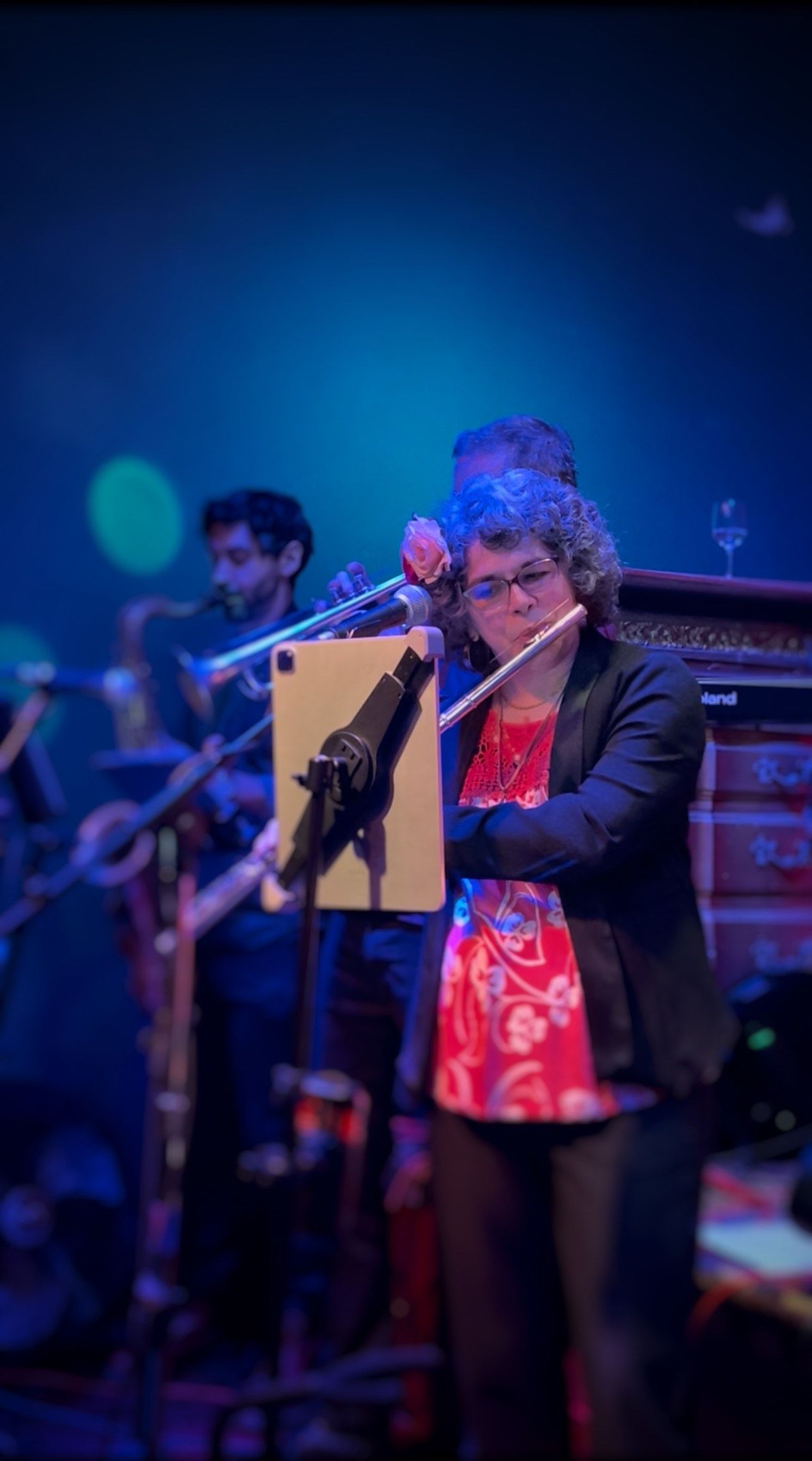 Vocalista de Guajirón tocando el güiro durante una presentación en vivo
